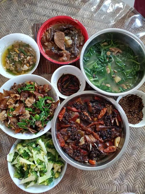 来儿子家两年有余，洗衣、做饭、带娃，退休金也全贴补了家用。可儿媳妇从未给过