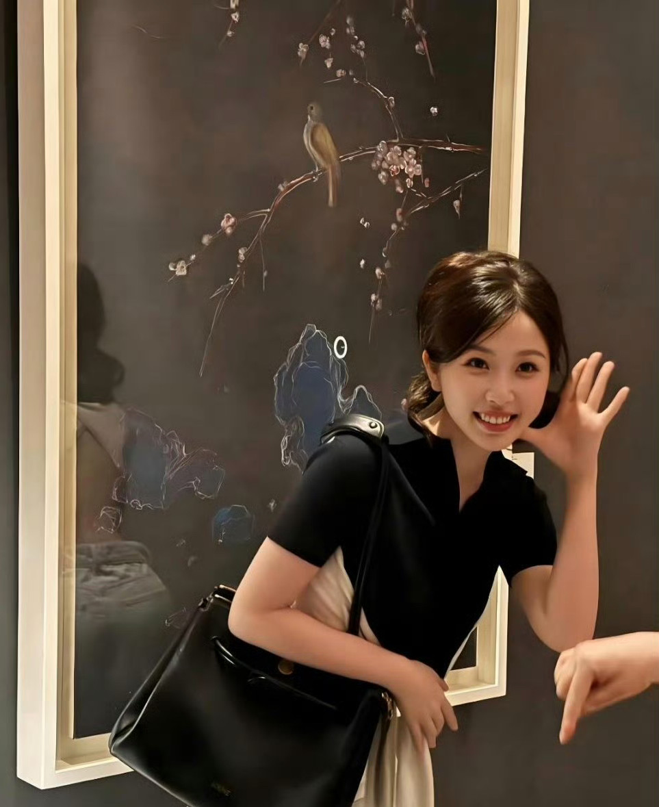 背后的镜子不是全给暴露了吗…