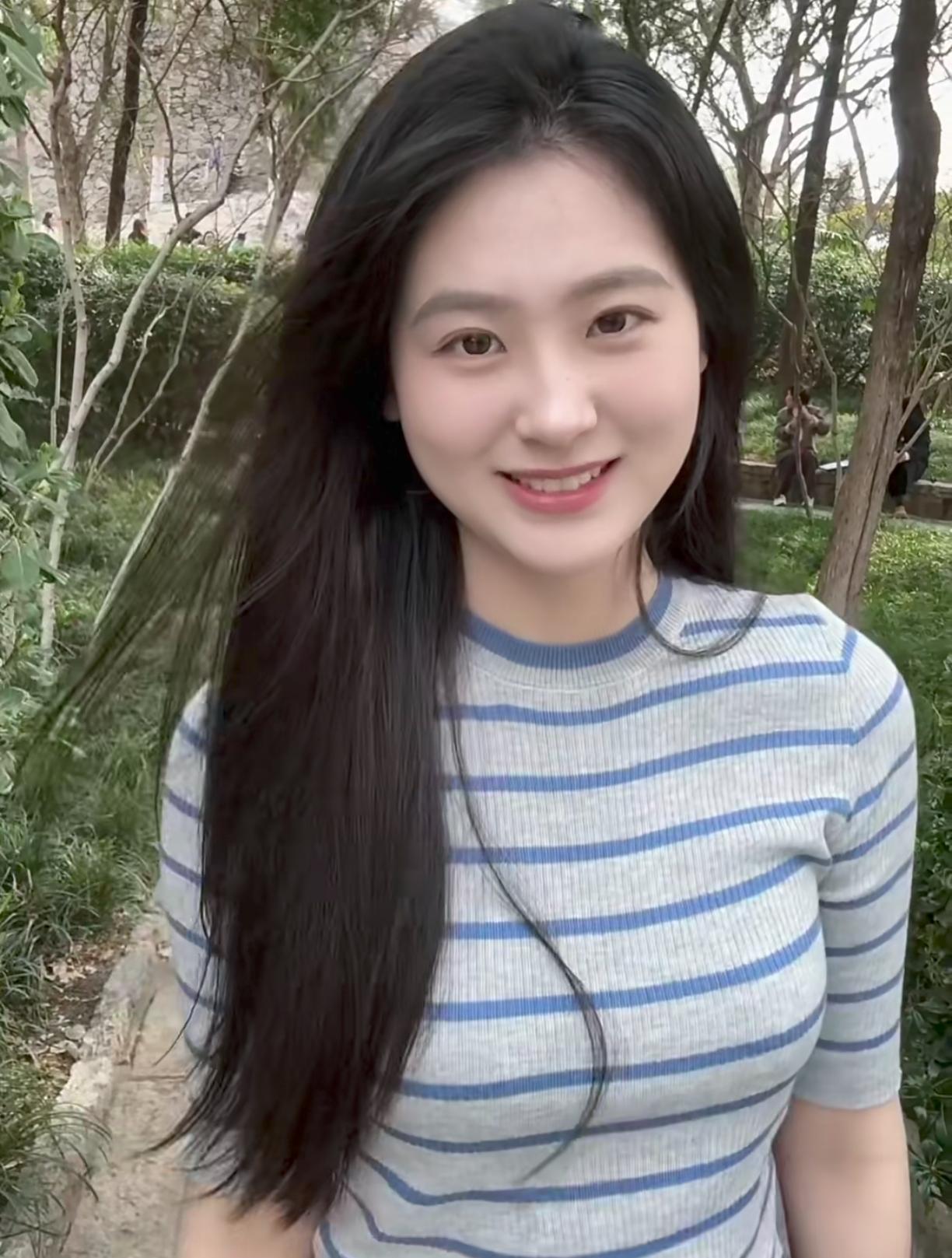 姐姐在公园里微笑呢。