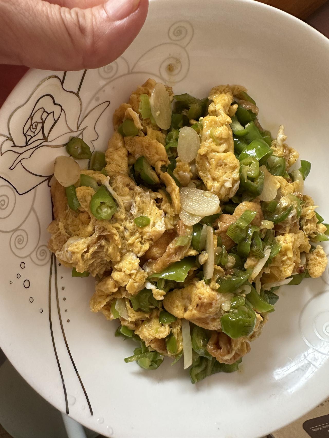 破鸡蛋也能派上用场！今天午餐本来是没打算鸡蛋炒辣椒的，只是上午帮老父亲买菜时