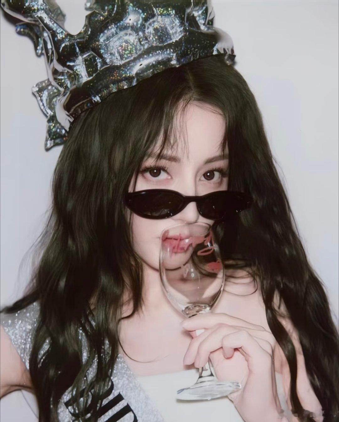 1、热巴和白鹿这是要打破单平台绑定的节奏啦？先说热巴，前几年基本被腾讯宠上天，戏