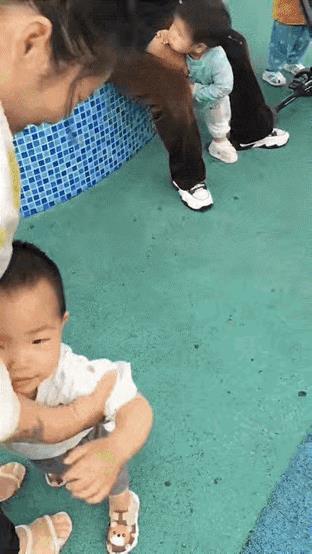 小黑也知道不好意思，你们全都是白色的，只有我个人是黑色的，妈妈你下次别把我引出来