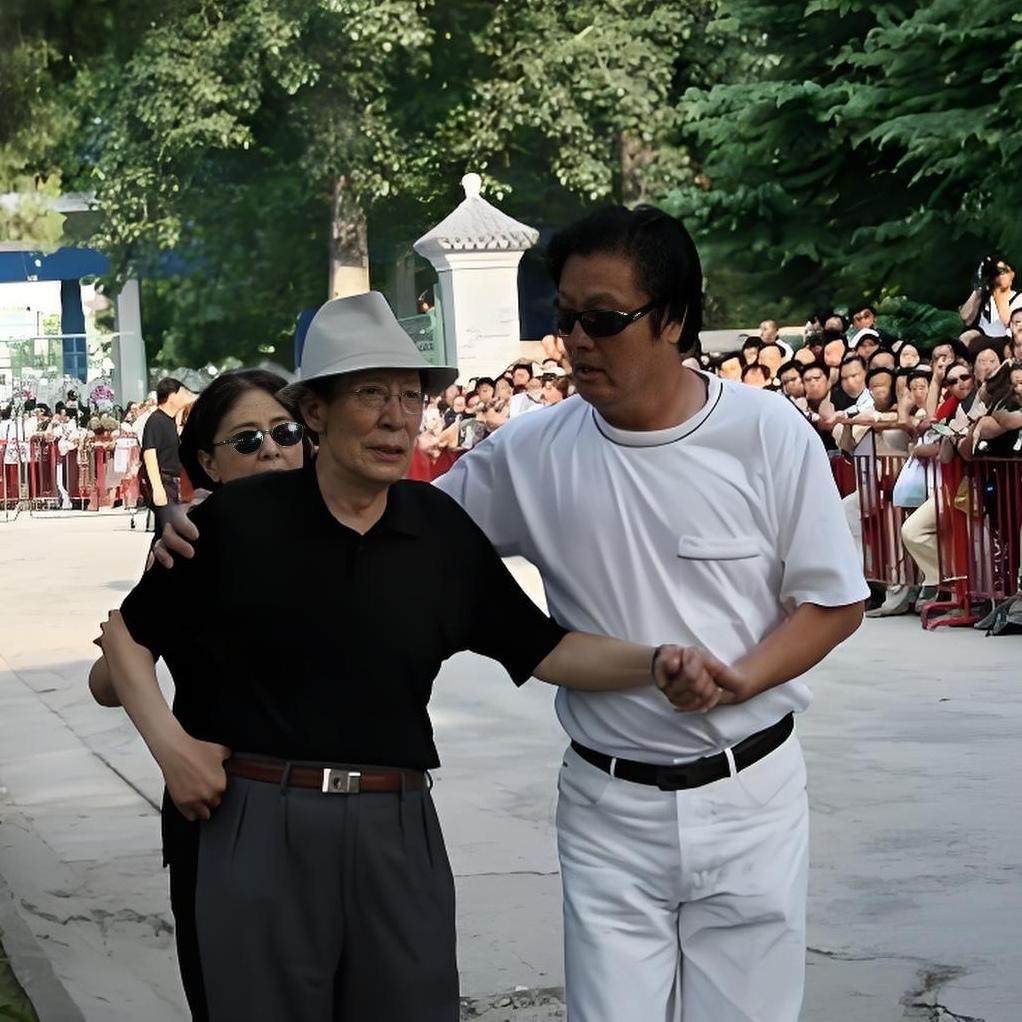 常宝华送别侯耀文，一张罕见的留影，这张照片拍摄于2007年7月7日上午，地点是北