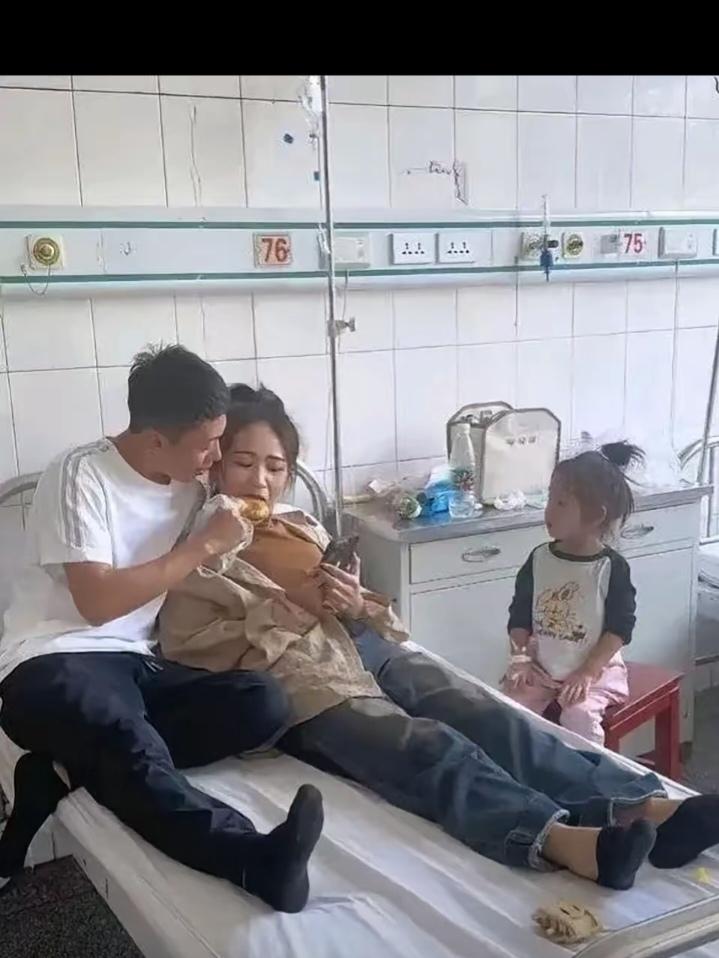 病房里那一幕，看哭多少人。男人提着保温桶给病床上的妻子送饭，刚把饭菜摆好，突然红