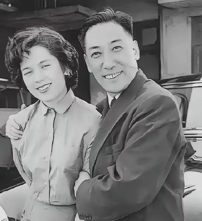 1997年，蒋纬国躺在台北病床上，奄奄一息。身边的人问他后事怎么安排，他没说葬在