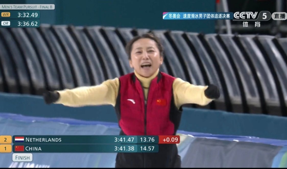 中国速滑男团铜牌0.09秒险胜！中国速滑，铜牌入账！中国队3:41.38险胜0.