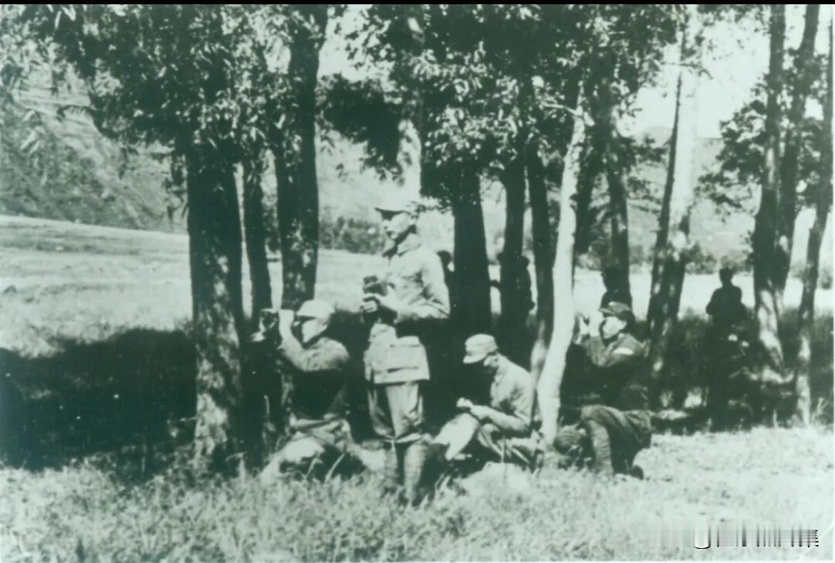 1938年秋，反敌“八路围攻”中，聂荣臻在前线指挥战斗。左起：郭天民、聂荣臻、孙