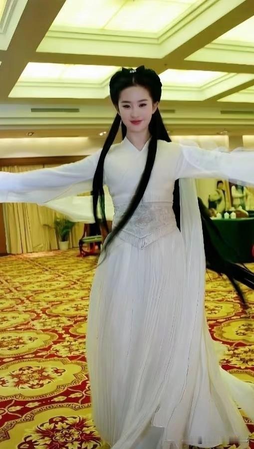 原来小龙女的白衣藏这么多小心思！腰封、领口全是细节以前看小龙女，大多时候都