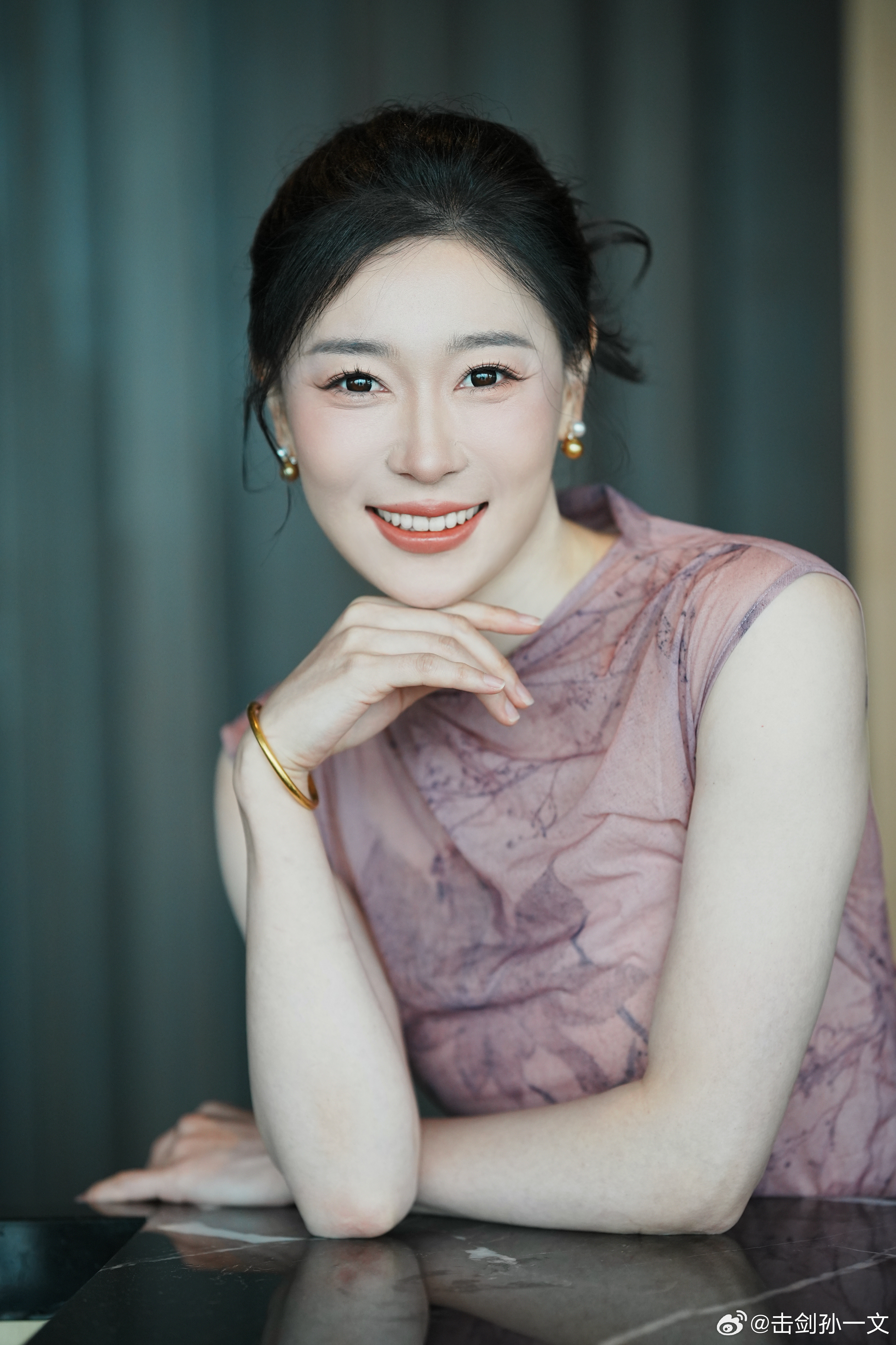 很荣幸接受邀请，来到上海时装周，参加她的十周年大秀。击剑说十年磨一剑，用来形容品