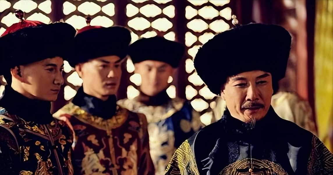 1722年，69岁康熙临终时，拉着雍正的手说：“朕把皇位传给你，但你要答应朕3个