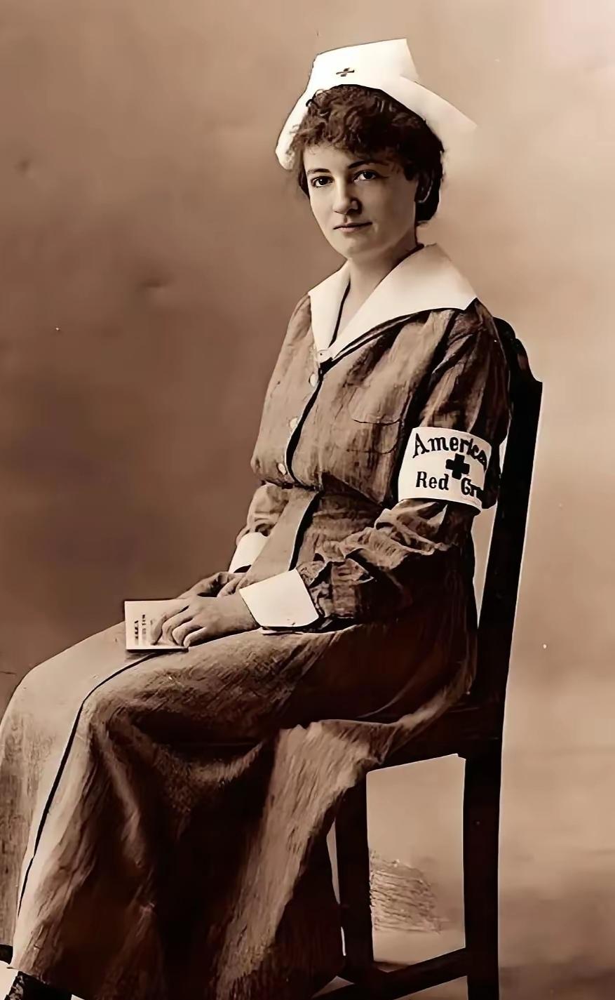 1943年，北非前线的英国护士艾琳瞅见个德军俘虏，小伙子蓝眼睛挺招人疼。她凑