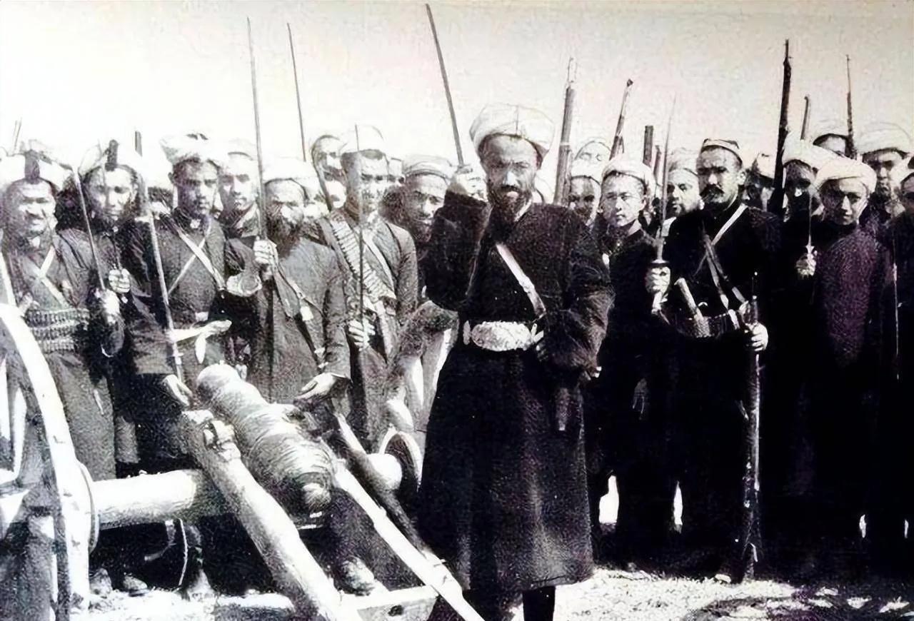 8个子女，4个妻子，2个孙子，2个孙女。这是阿古柏死后留下的"遗产"。换别人，这