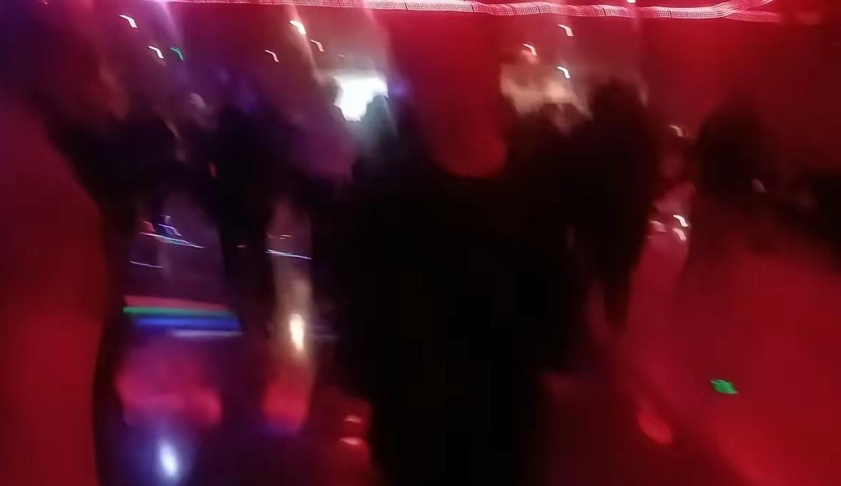 清晨五点的沈阳街头，天刚蒙蒙亮，拎着印着大红字保温杯的大爷大妈们已经走得飞快