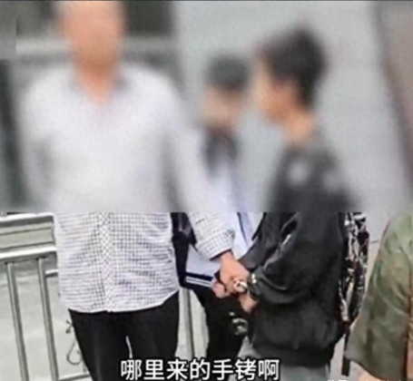 “必须严查！”重庆，一男孩儿在公交车跟老人产生冲突后，竟直接被老人拽下车用手铐铐