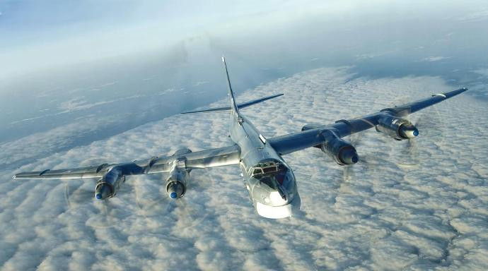 每天认识一件兵器俄罗斯Tu-95“熊”轰炸机Tu-95是图波列夫设计局研制的