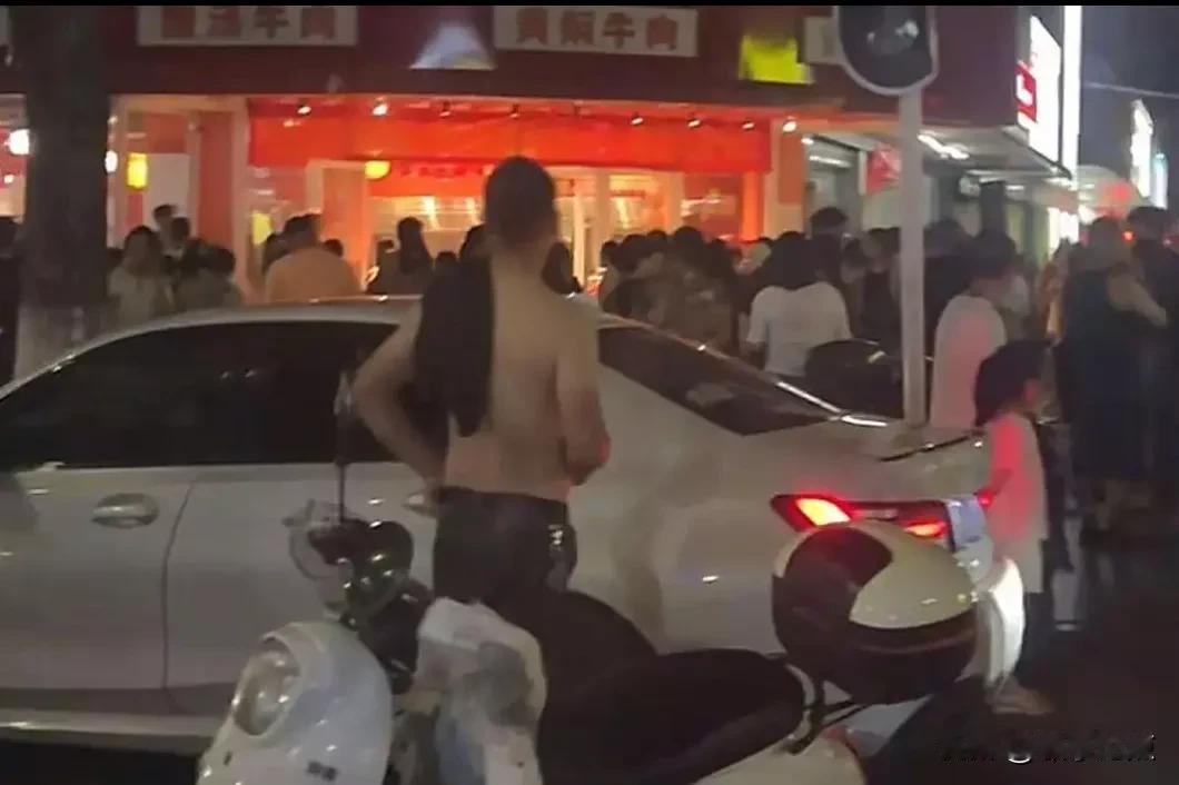 湖南永州店主打死狗事件，反映了中国爱狗人士已经无法无天，他们和国外睡在大街上拦截