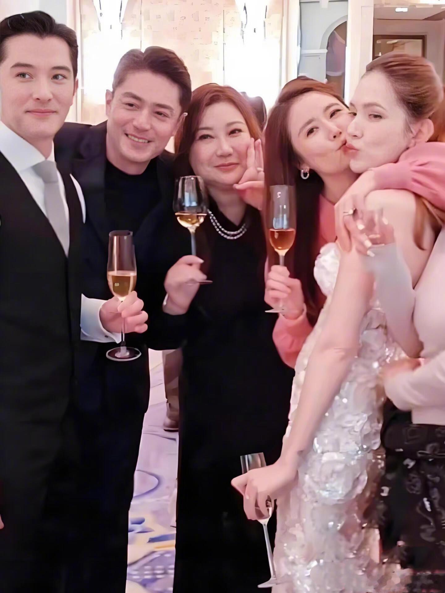 霍建华参加婚礼又有名场面了，对着邱泽嘟嘴，林心如看到都不好意思了