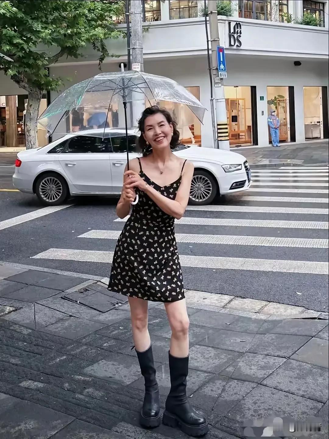 “满脸皱纹，皮肤老掉渣了，穿的不伦不类，记住，什么年龄穿什么衣服！”这是网友说的