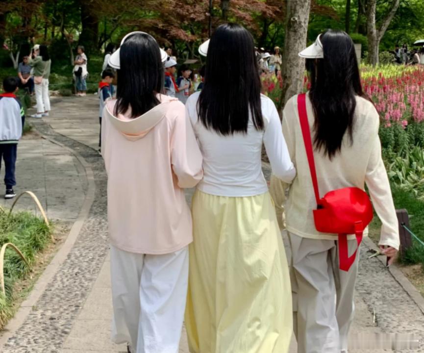 今年五一，将会有三个变化，大家感觉到了吗？一，大量外国人，会疯狂涌入中国。数据已