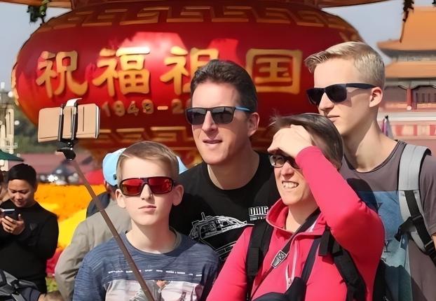 局座张召忠最近提到一个极度反常的现象：2026年上半年欧洲来华游客同比猛增60