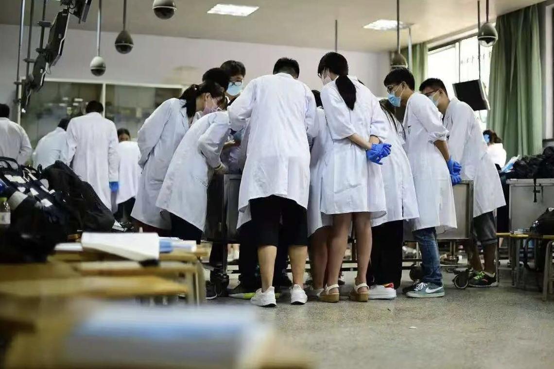 现在的医学生的就业太难了，目前存在这种情况，三甲医院就业竞争激烈且门槛极高，基层