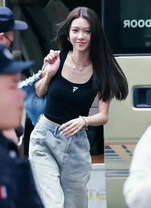 她42岁了，应该没多少人喜欢了吧。
