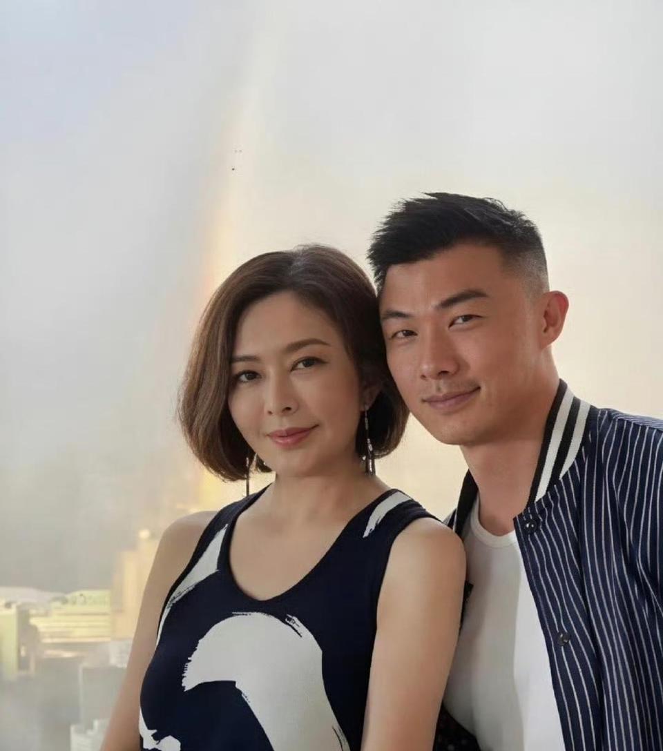 62岁的关之琳和自己27岁的男朋友合照，两人整整相差35岁了，这个年龄的差距，整