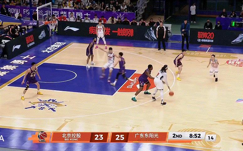 不容易！胡明轩终于命中三分球了！今天晚上广东男篮对阵北控男篮的比赛，因为徐杰