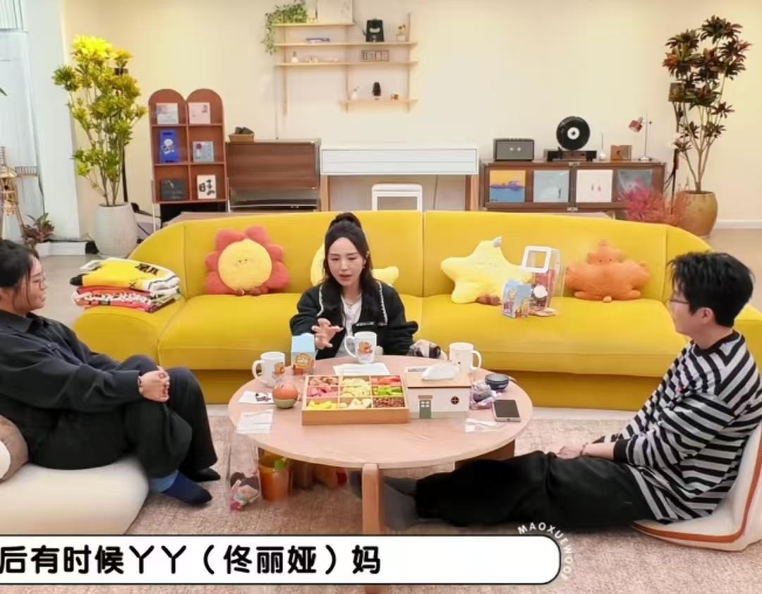 董璇的女儿小酒窝从小就是大大方方的喜欢表演，还指挥姥姥展示才艺！董璇：“有时候