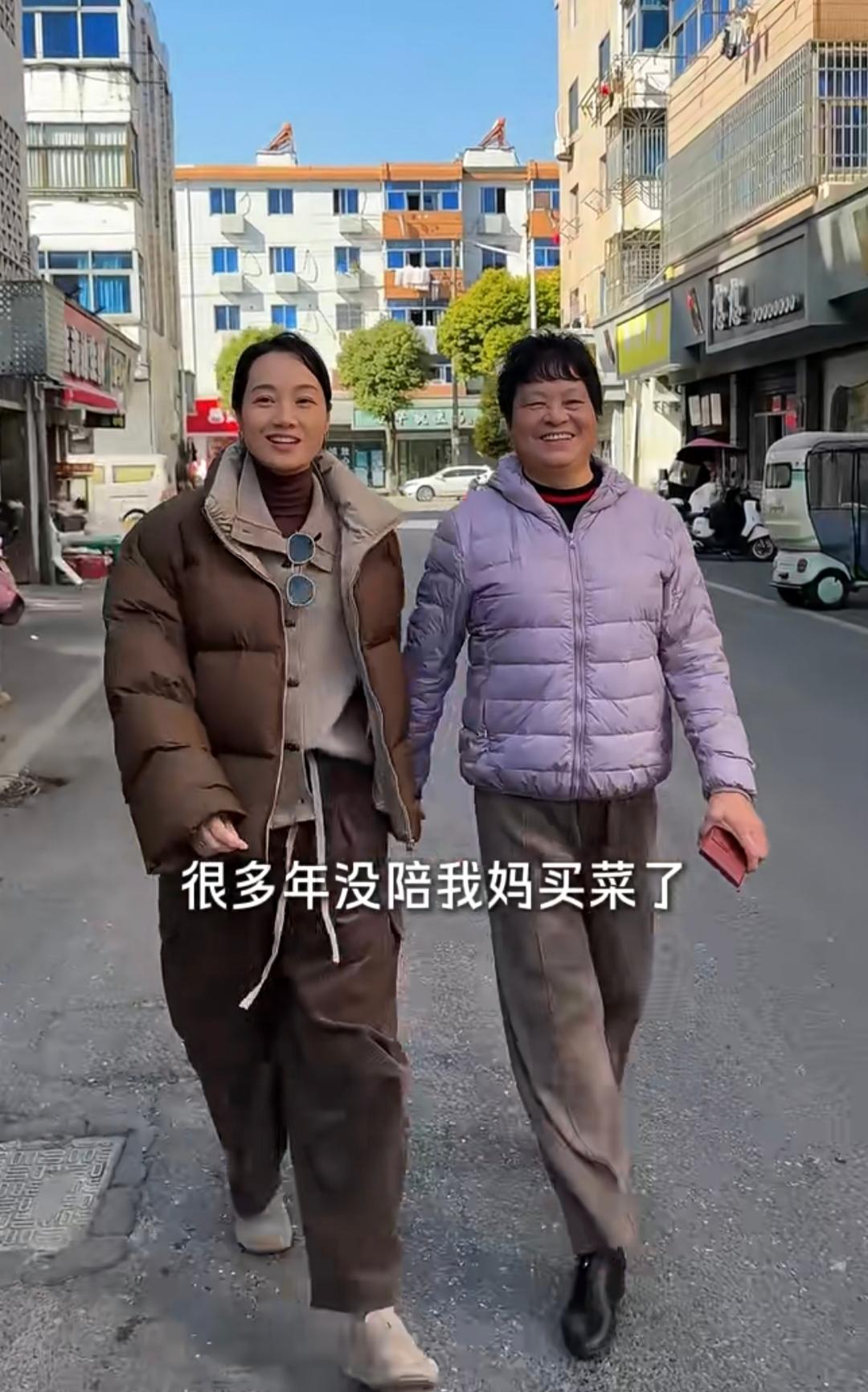 44岁朱丹带女儿回浙江金华老家探亲，朱丹妈妈罕见露面，家中朴实无华！12月14