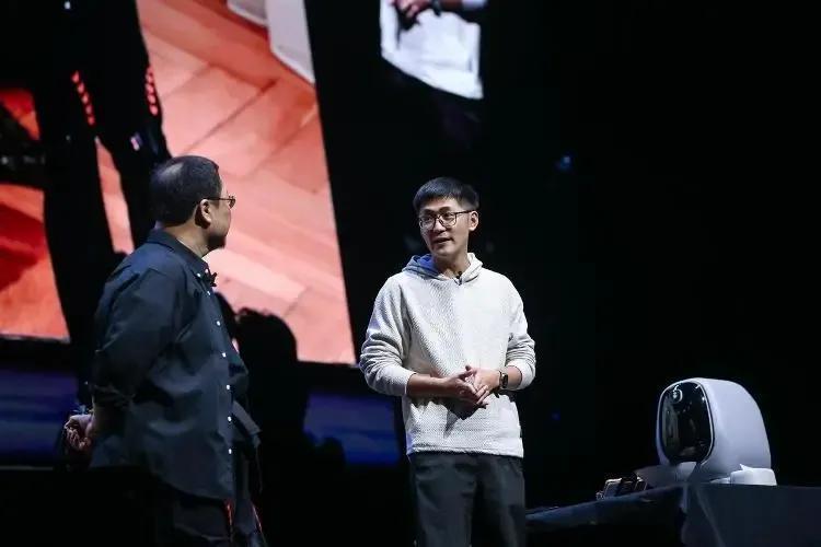 全场退票，还自掏腰包捐款。12月30日，上海“科技春晚”，罗永浩迟到44分钟，