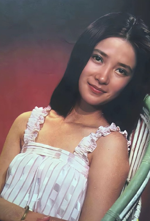 哪个明星敢这样素颜？这样的长相不仅是清水出芙蓉，而且丽质逼人。​​​