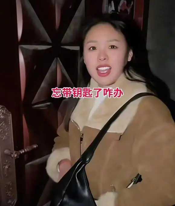 女子和男子相亲，吃过晚饭，看电影。这过程走完，已是晚上十点多了。男子送女子回家