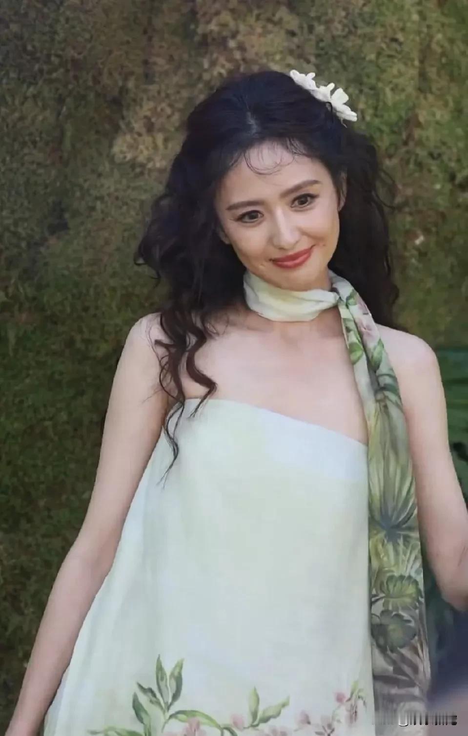 这才是佟丽娅最真实的样子，竟然比董璇还老气，以前神似姐妹花，现在一个比一个憔悴老
