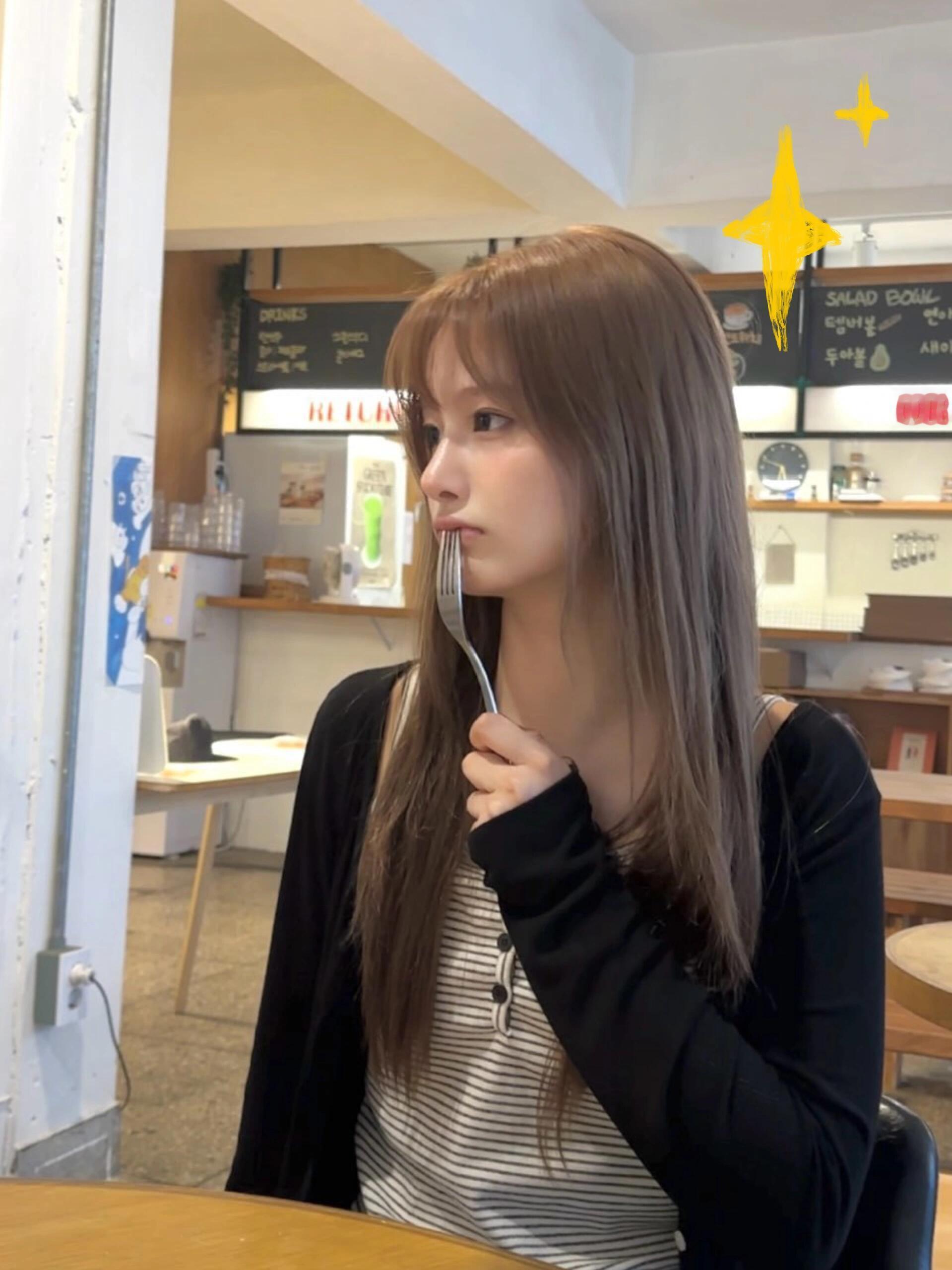 胃果然是情绪器官吃饭对面要是坐了位这样美女手里的饭一点也不香了….🥄✨（其