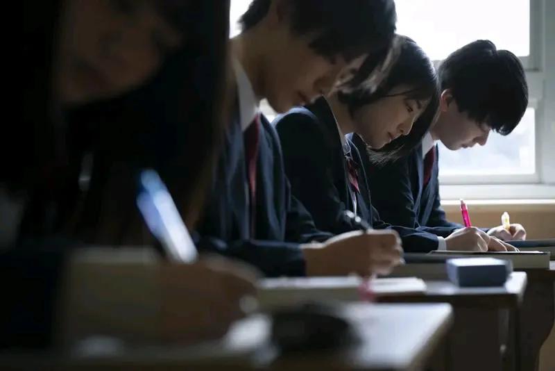 今年看了一个复读学校的海报，有一个学生在他们那里白吃白住上了两年学两年。这个学生