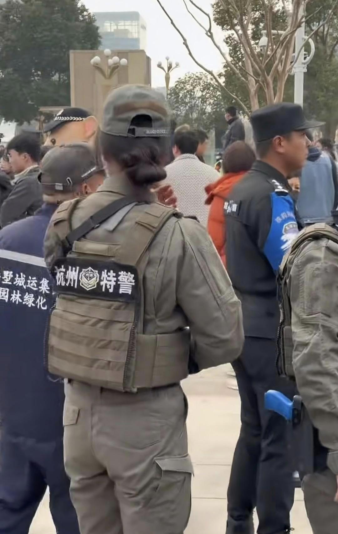 杭州特警的装备，已经成为和深圳一样的存在了，图中这位杭州女特警突击队的装备，明显