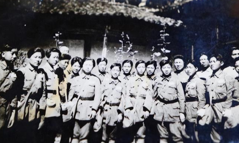 1939年，女战士徐敏准备去如厕，突然被一壮汉抱到了床榻上，对方捂住了她的嘴巴，