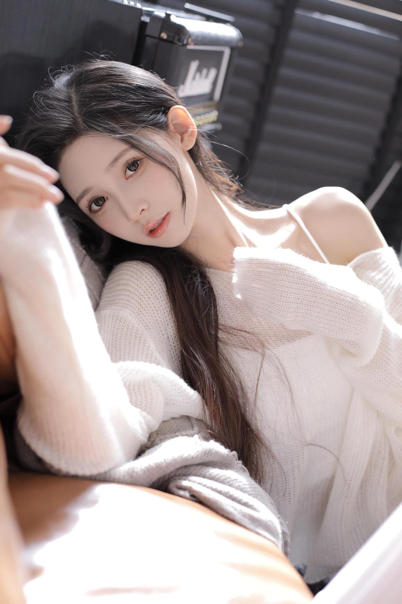 《软光里的褶皱》日光把毛衣织成蓬松的云她的发梢坠着半缕慵懒肩带轻滑时漏