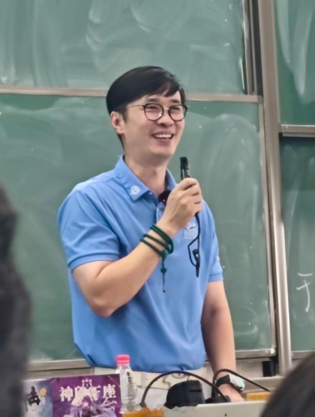 唐家三少现身北大