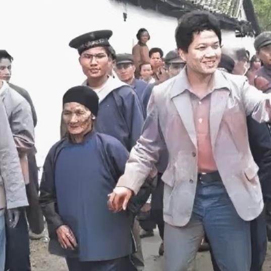 1981年，飞行员黄植诚，终于荣归故里，一张温馨的合影，她回到了魂牵梦绕的广西横