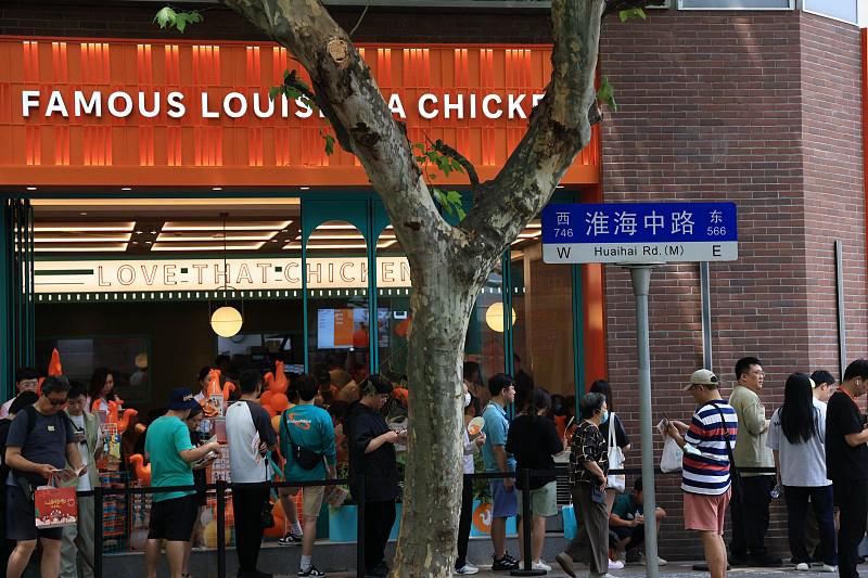 美国炸鸡品牌的中国首店在上海吴江路开业，一块炸鸡15.9元，一桶6块卖89.9元