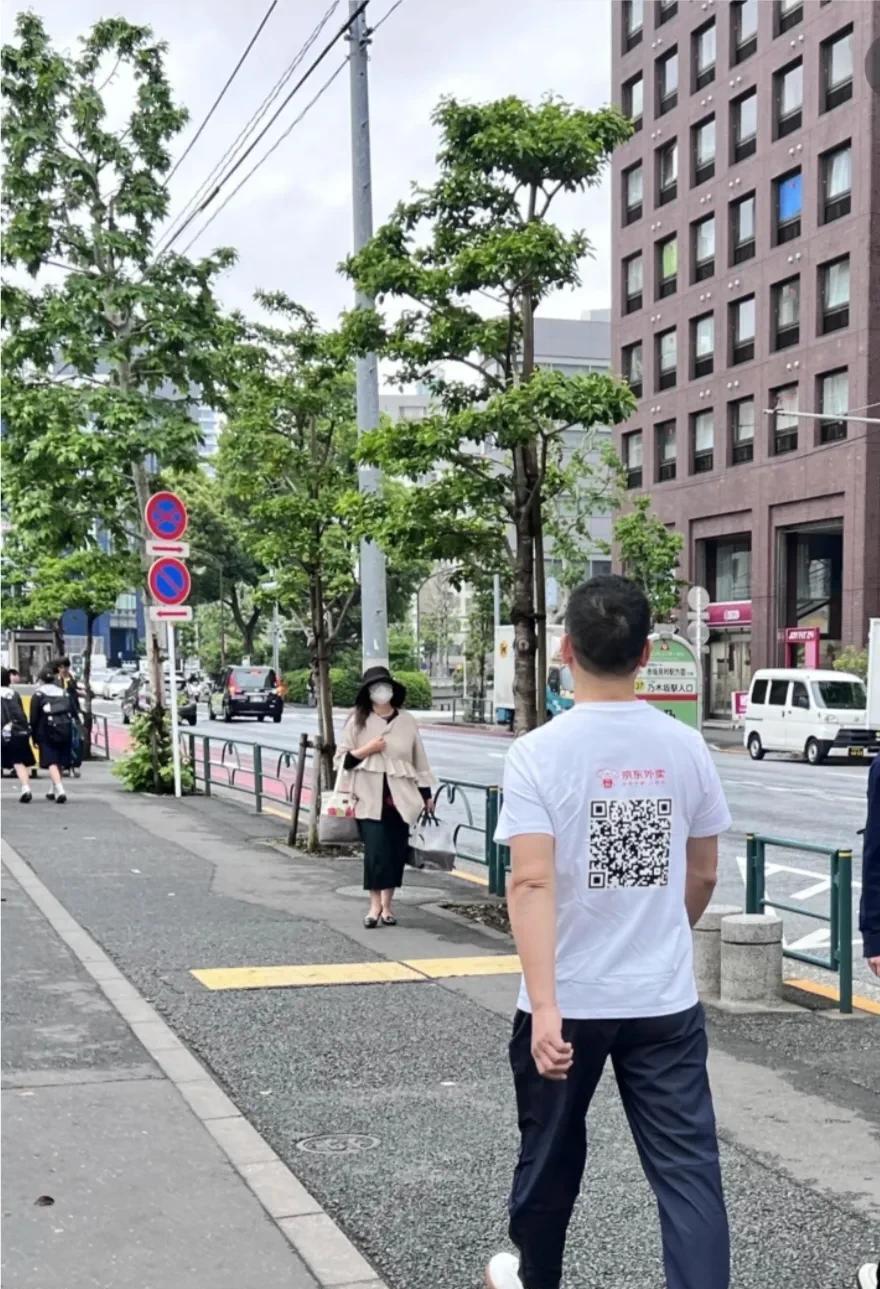 我总算理解为什么刘强东创业能那么成功了！刘强东在日本街头，穿着印有动漫图像猪猪