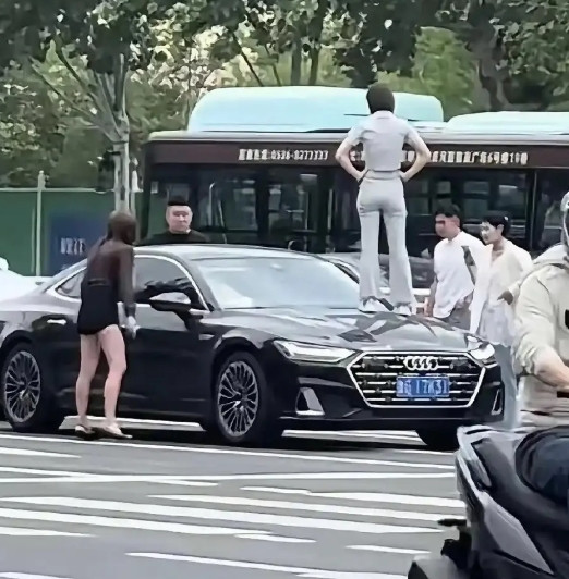 这发生了什么事？不会是抓三现场吧