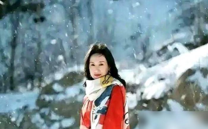 17岁的顶顶，终于主动搬去跟潘粤明住了。当年董洁潘粤明离婚后，董洁把顶顶攥得