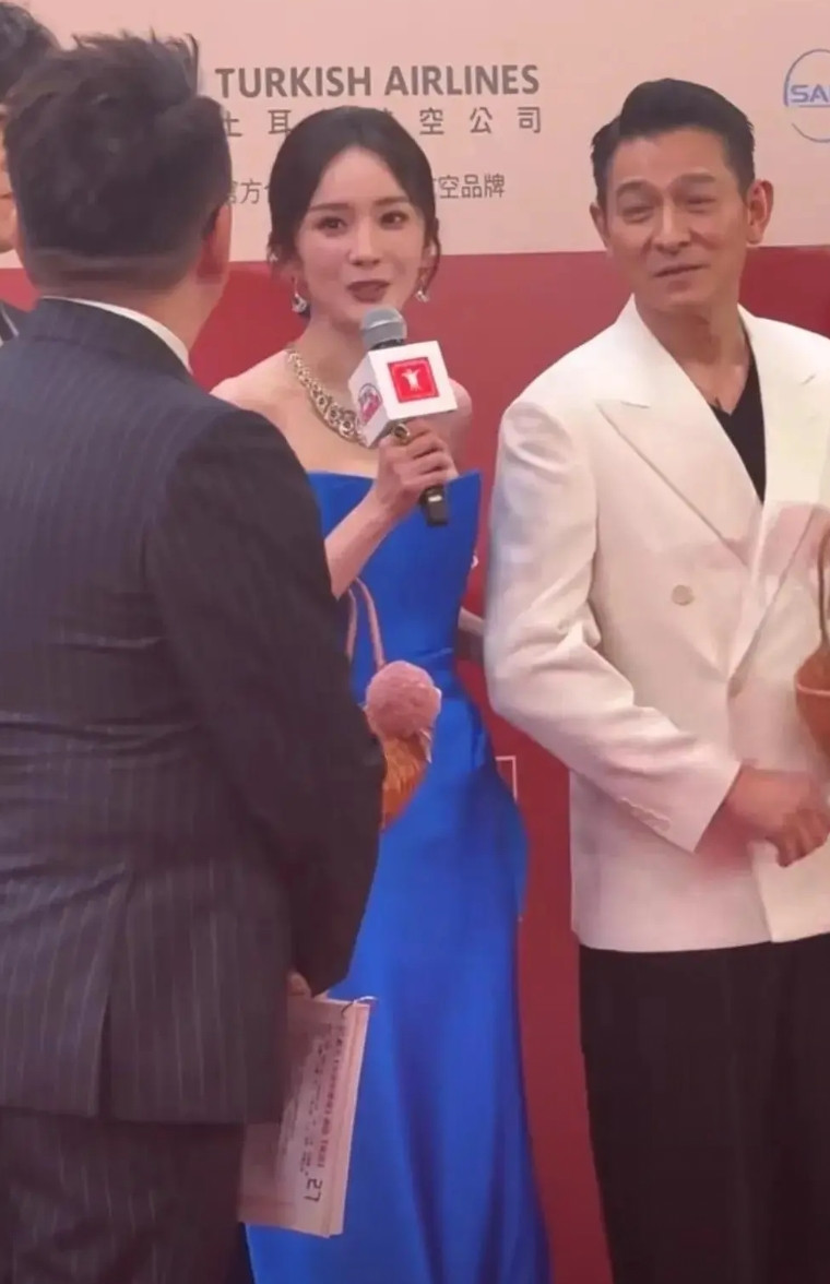 家人们，《长安的荔枝》北京首映礼上的红毯互动可太有看头了！杨幂出席活动的时候