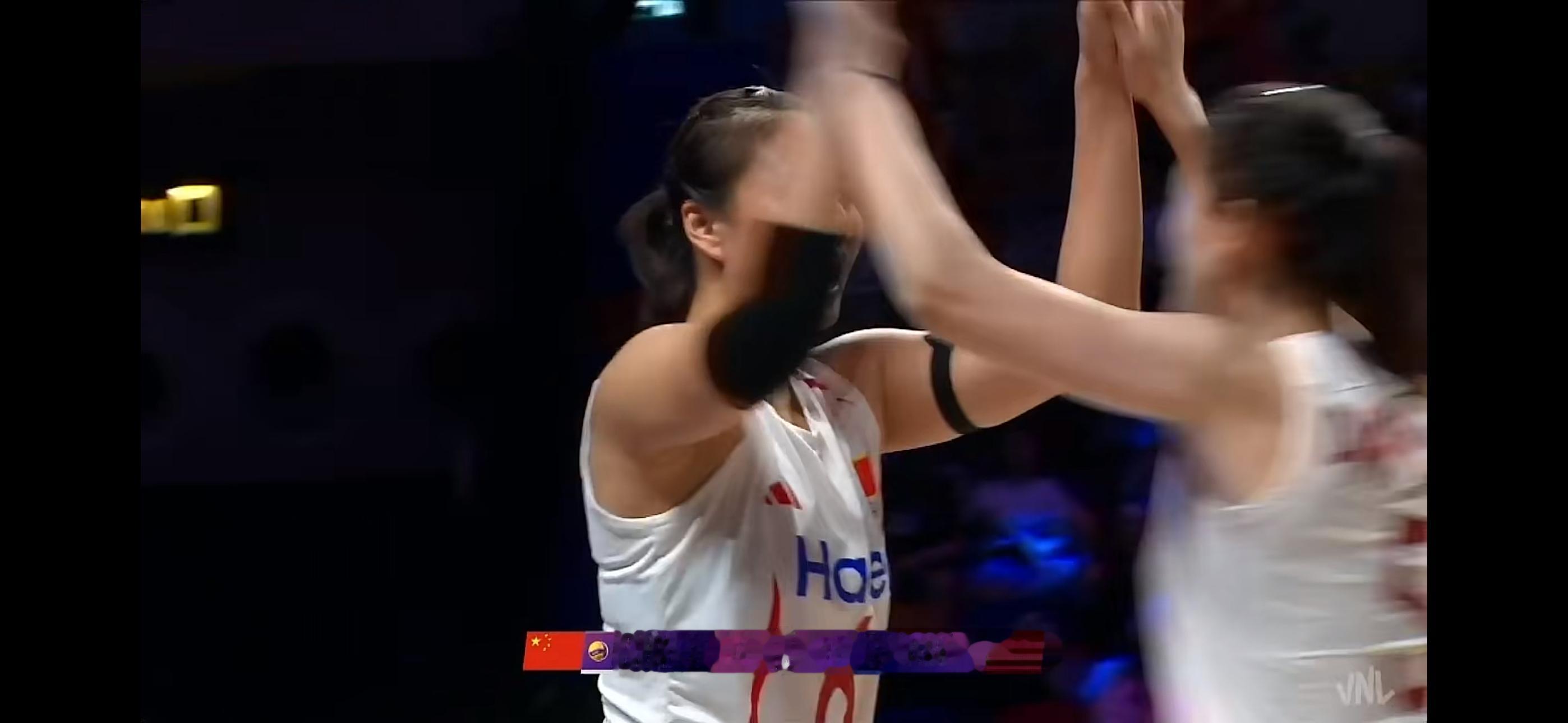 恭喜中国女排3-2击败美国女排，打进VNL半决赛！🔥决胜局逆转太精彩，关键时刻