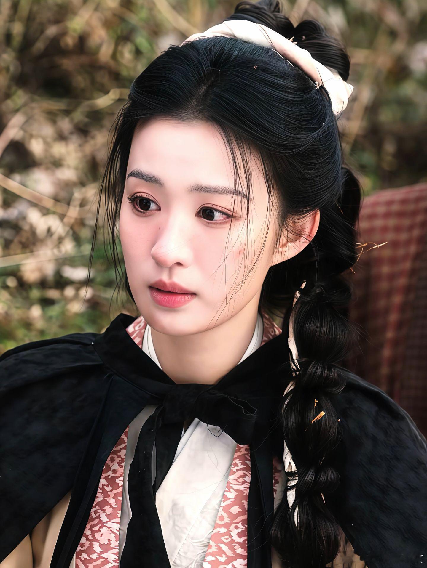 王楚然谁懂王楚然的古装颜值！骨相优越气质绝尘，眉眼含柔自带温婉氛围感，一袭华衣