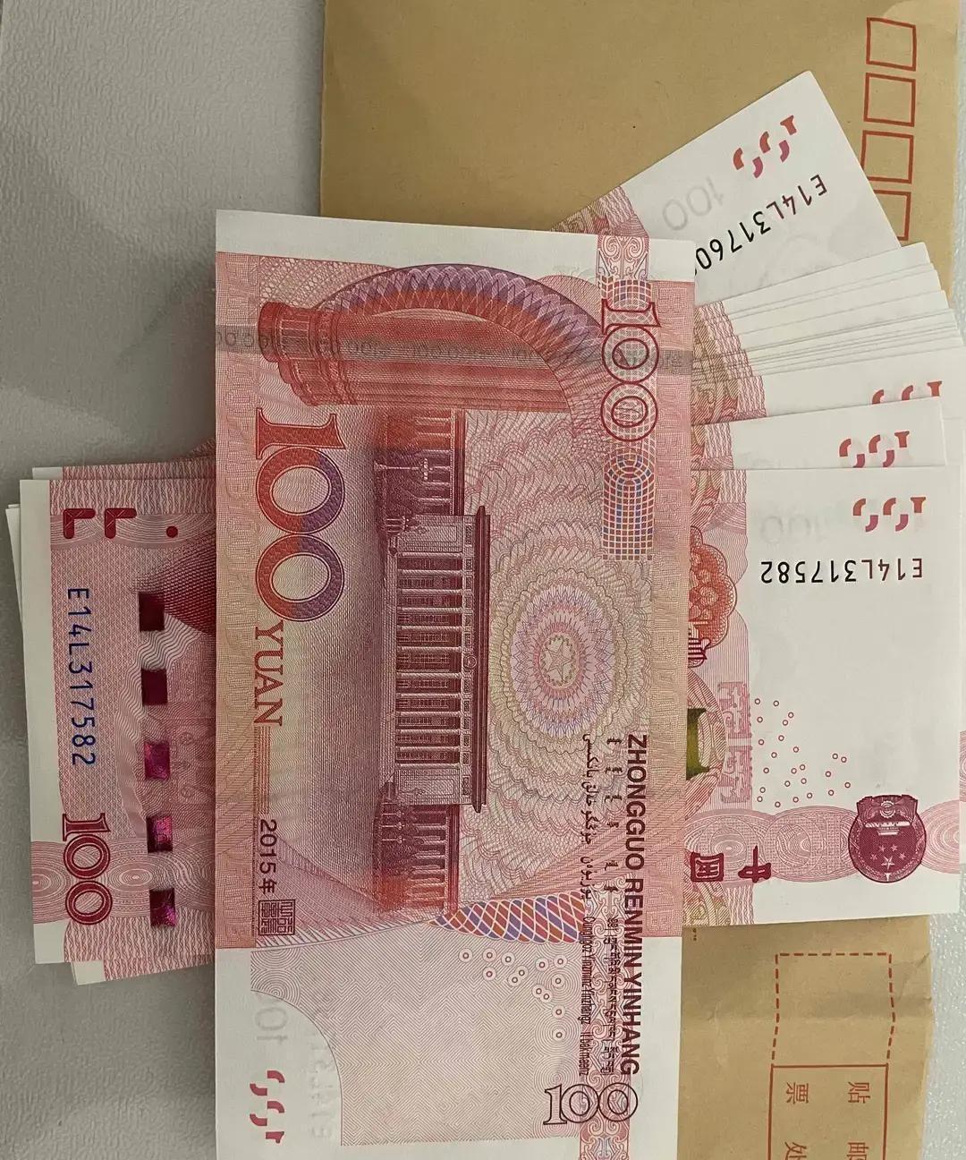 姐姐刷到一条热帖，说父亲掏5万给弟弟装修婚房，自己劝不动，心寒发视频。她结婚那