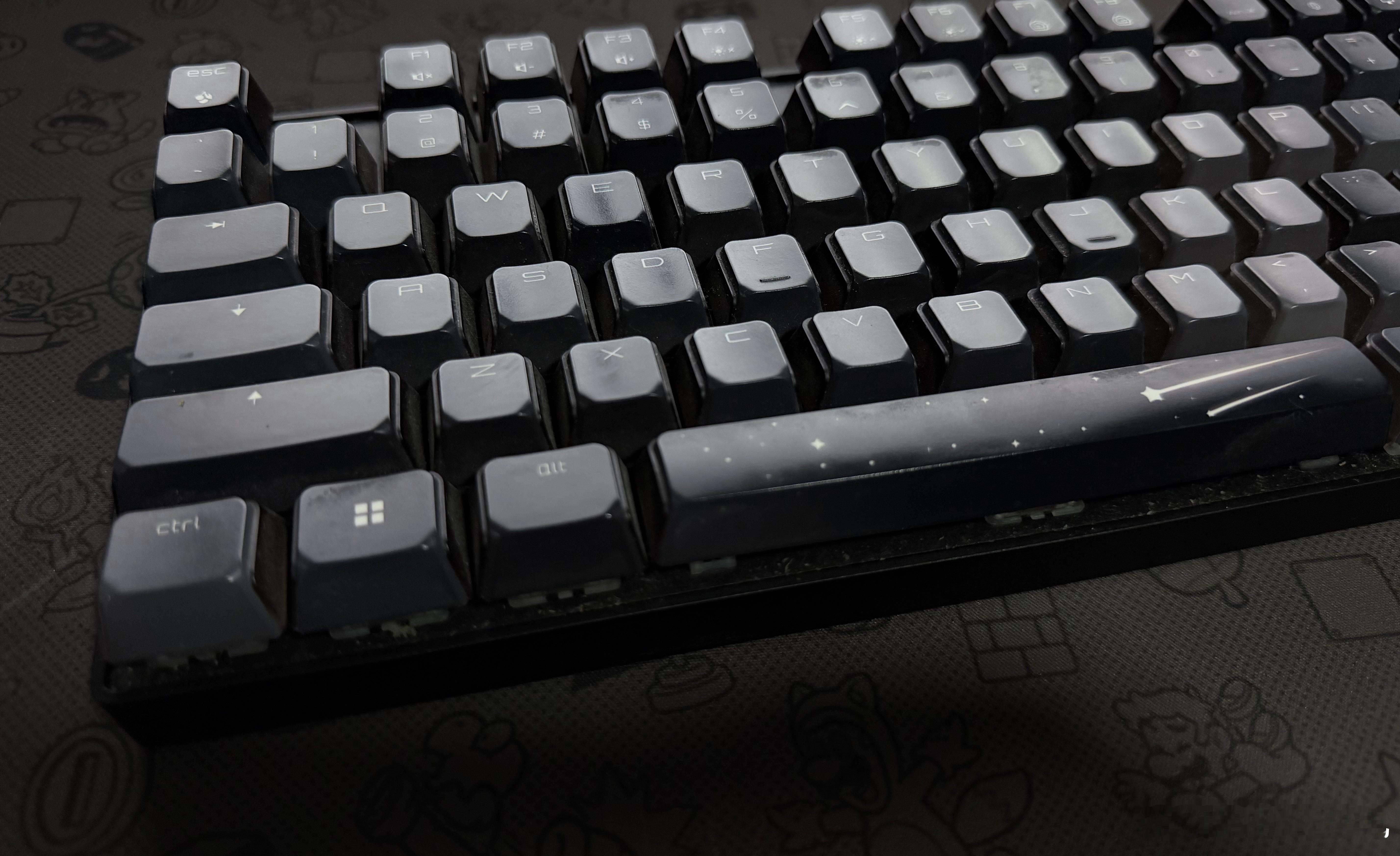 有人要键盘吗？樱桃的8.0还是啥。。我忘了买的时候差不多2k？记不清了现